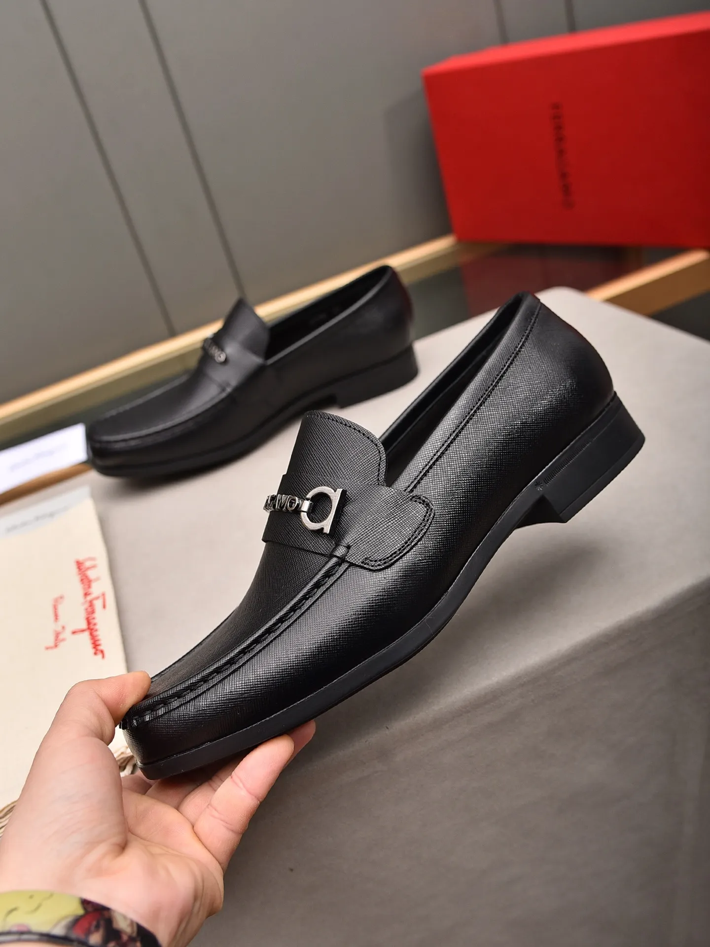 Men's shoes 💰: 460 [Original running volume and quality] Brand: Ferragamo (Ferragamo) Size: Men's size 38/44 (45 can be customized) Grade: Same style as the official website High-end quality men's shoes Material: Original first-layer calfskin Water-dyed cowhide lining Original outsole Style categories: Men's fashion formal business casual leather shoes Slip-on men's high-top series Young fashion European and American trends British style Casual matching Comfortable on the feet